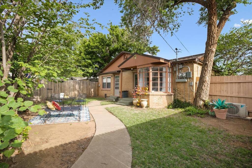 Apartment Luxury Oasis- 1 Bedroom Romantic Getaways Lubbock