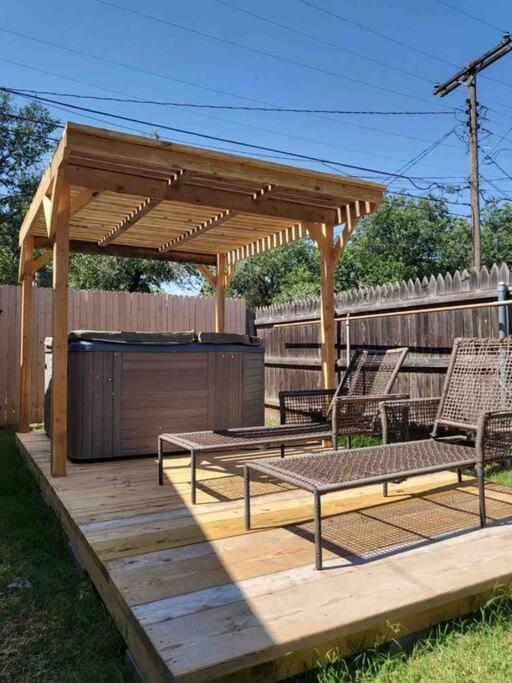 Apartment Luxury Oasis- 1 Bedroom Romantic Getaways Lubbock