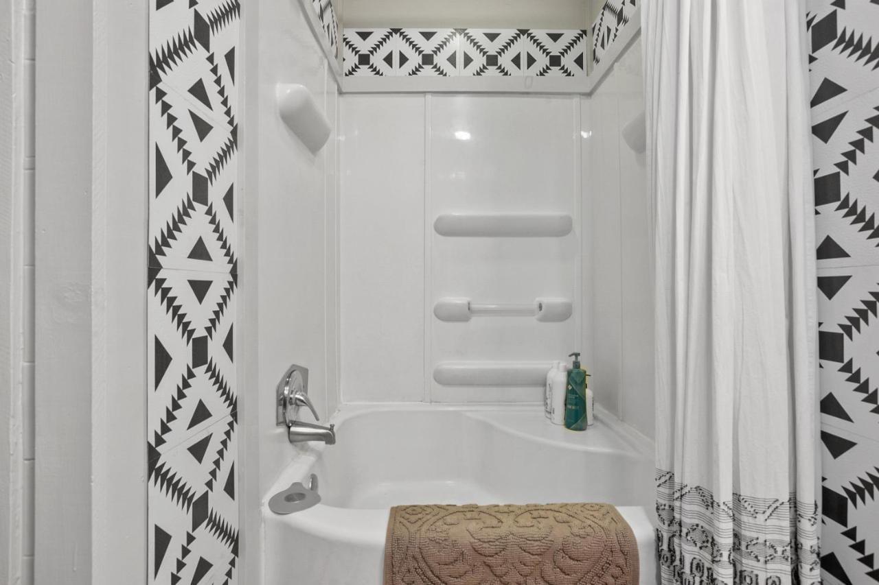Luxury Oasis- 1 Bedroom Romantic Getaways Apartment Lubbock