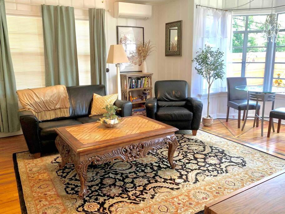 Apartment Luxury Oasis- 1 Bedroom Romantic Getaways *