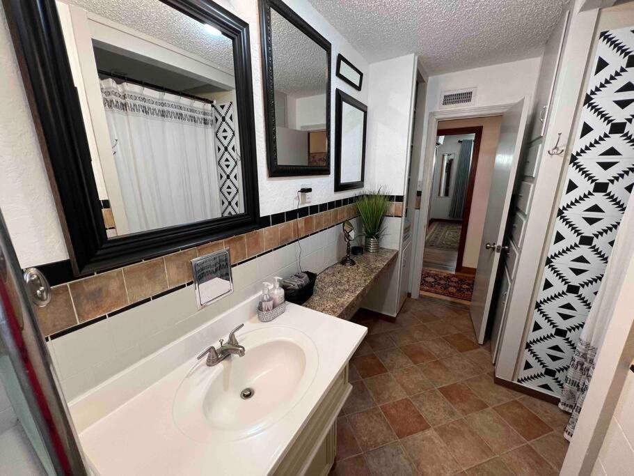 Luxury Oasis- 1 Bedroom Romantic Getaways